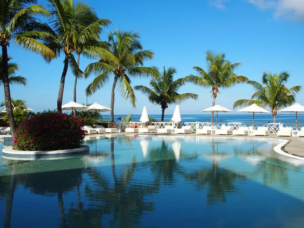 Piscina de resort à beira-mar: a Black Friday na hotelaria antecipa as reservas de fim de ano