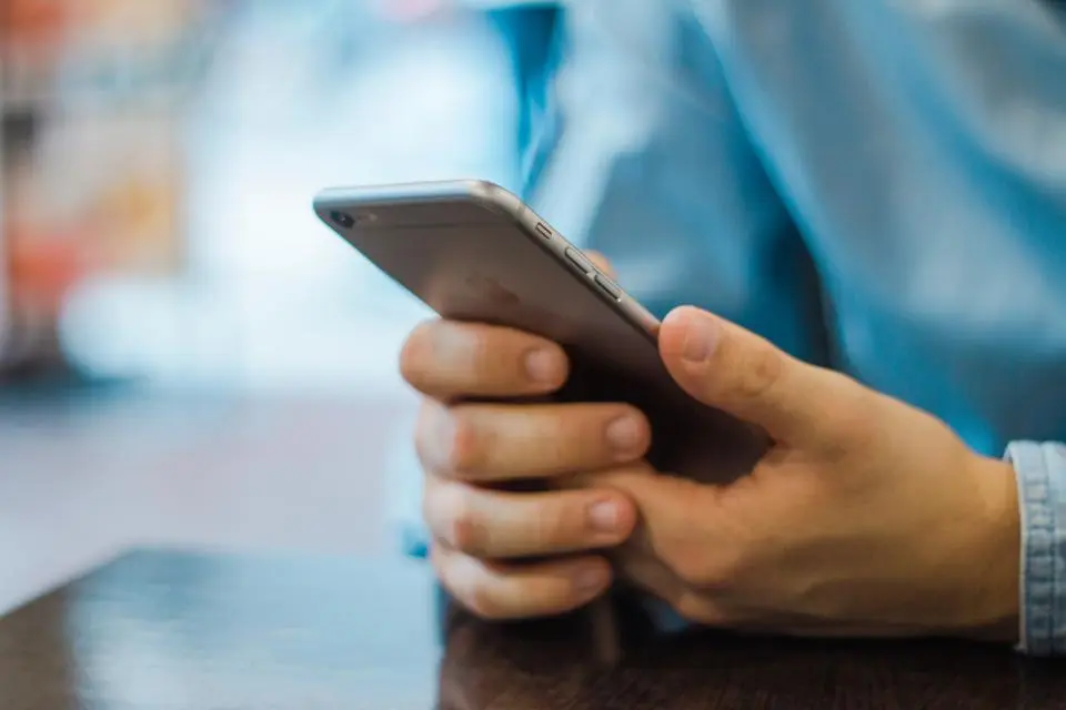 Hóspede paga o sinal de reserva do hotel pelo celular, com o restante na chegada