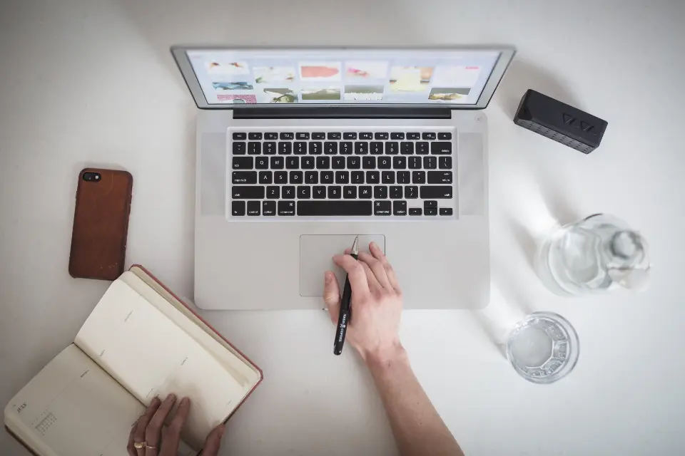 Pessoa pesquisa hotel no notebook: o Google AI Mode já faz a reserva dentro da busca com IA